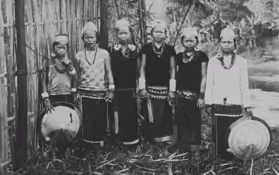 Kayan — Kajan girls from Longnawan, North Borneo.