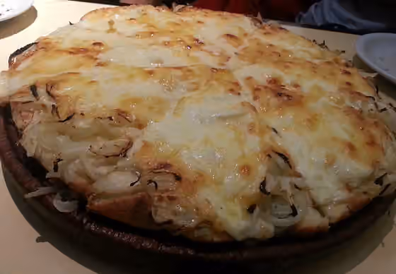 Fugazza — Pizza de fugazza con queso de Güerrin.