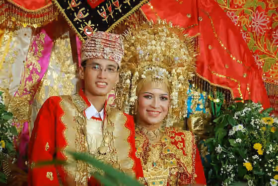 orang Minangkabau — A Minangkabau bride and groom.