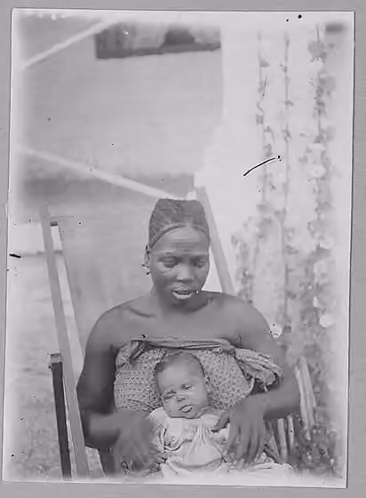 Métis (Belgian Congo) — Femme indigène et enfant mulâtre (titre originel), Congo belge.
