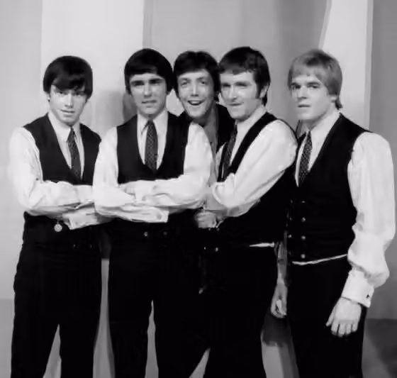 Musik beat — Publicity photo of the rock group The Dave Clark Five from an appearance on Ed Sullivan's television program.