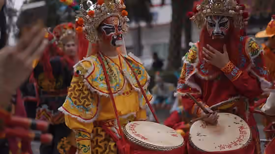 Yingge dance — ​潮汕游神节，又称“营老爷”，是中国潮汕地区的一种传统民俗活动，“营老爷”是潮汕方言！每年年初，潮汕地区都有这项风俗活动，就是将守护一方平安的神明从寺庙里请出来，巡游整个城市，队伍中有清道马锣，，潮汕大锣鼓乐队，笛套大锣鼓队，布马队，男子英歌队，女子英歌队，醒狮队，麒麟金狮队，武术队，标旗队和花篮队跟着“老爷”坐驾巡游整个城市，男女老少会在当天跟着队伍巡游，举香火拜神明，保佑国泰民安，五谷丰登，人丁兴旺，财源广进，这具有传承传统文化的意义！