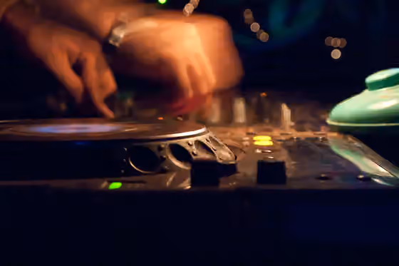 Tekno (musik) — The art of mixing is a process of making smooth blends between tracks.