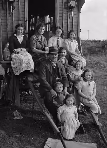Kale (Welsh Roma) — Teitl Cymraeg/Welsh title: Teulu o sipsiwn Ffotograffydd/Photographer: Geoff Charles (1909-2002) Nodyn/Note: Imagesof a Gypsy family, Douglas and Elizabeth Hern and their eight children, who had been living in a [house] for six years and…