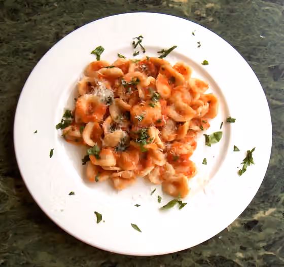 Pasta al pomodoro — Orecchiette, italian pasta from Puglia.