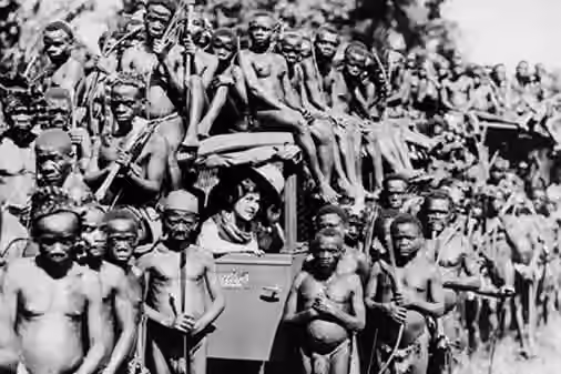 Suku Mbuti — Mbuti pygmies with Osa Johnson explorer.