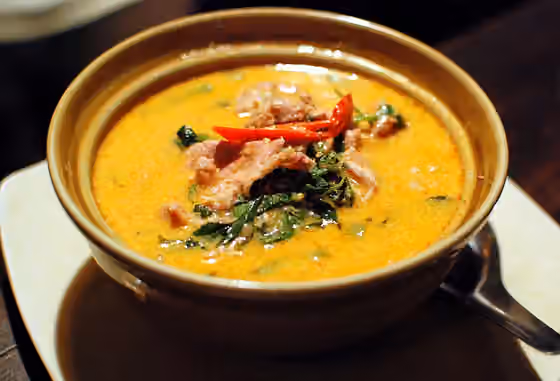 kaeng phet — Kaeng phet mu (Thai script: แกงเผ็ดหมู): Thai red curry with pork.