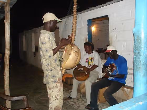 Wolof music — Groupe de musiciens sénégalais aux environs de la ville de Mbour (kora + gongoba) Auteur : Jean-Claude Perez