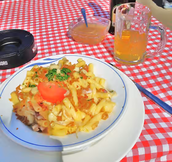 Älplermagronen — Älplermagronen (mit Tomate und Petersilien) und Apfelmus als Beilage