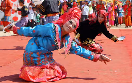 Tari Piring — Tari piring, tarian khas Minangkabau, di suatu acara budaya di Painan, Kabupaten PesisirSelatan, Sumatera Barat.
