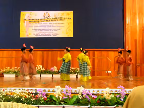 Zapin — Young schoolchildren performing the Zapin dance.