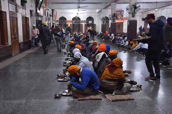 Aturan makan dalam Sikh — So this is the interior of the famous 'langar' in the Harmandir Sahib/ Golden Temple complex, which offers free meals for one and all, irrespective of caste, faith or religion.