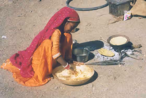 Gadia Lohar — girl from the Gaduliya nomadic tribe of Rajasthan cooking on the outskirts of a village in Malwa