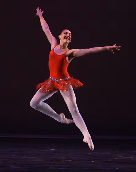 Balet kontemporer — A contemporary ballet leap performed by Daria L .