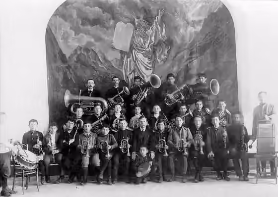 Musik di Israel — The Herzliya Hebrew High School's first orchestra, under the leadership of Hanina Karchevski, 1914
