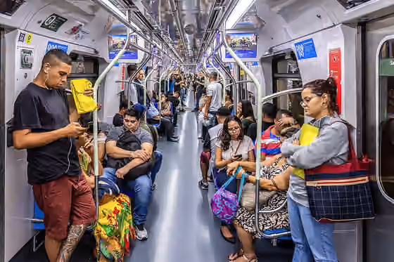 Paulistano people — A crowded carriage of a Frota P train, of the stock used on lines 5 and 17.