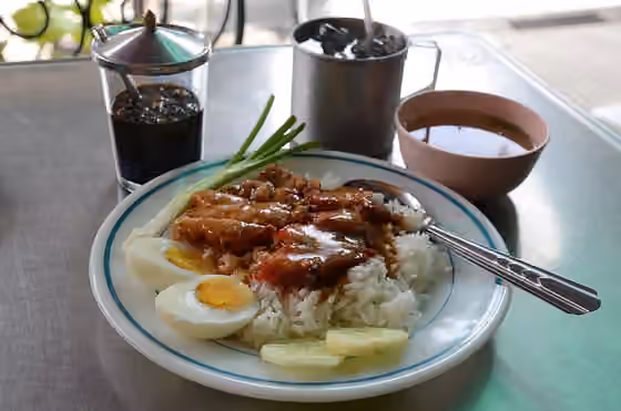 Khao mu daeng — Khao mu krop mu daeng (Thai script: ข้าวหมูกรอบหมูแดง) are slices of mu krop (literally: "crispy pork"; a kind of Siu yuk ) and mu daeng (literally "red pork"; Char siu ) served on rice, and often covered with a sticky soya and/or…