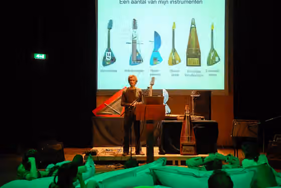Musik eksperimental — My own work also the pics of the guitar shown on the screen are my own work.