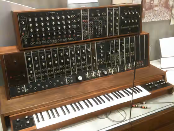 Musik elektronik — The 1st commercial Moog synthesizer ( Stearns 2035 ) commissioned by the Alwin Nikolais Dance Theater of NY in 1964.