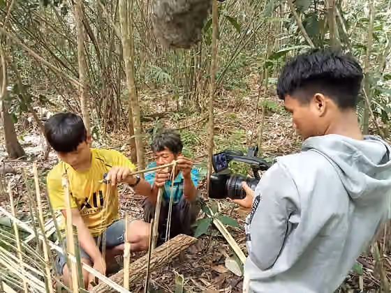 Brao people — សង្ខេបរឿង កាណគឺជាវត្ថុម្ស៉ាងសម្រាប់ទាក់សត្វព្រៃកាលពីសម័យបុរាណគេនិយាមធ្វើកាណ នៅជិតចម្ការធ្វើកាត់ភ្នំតម្បាញជាផ្ទាំងកម្ពស់ប្រហែល6cm…