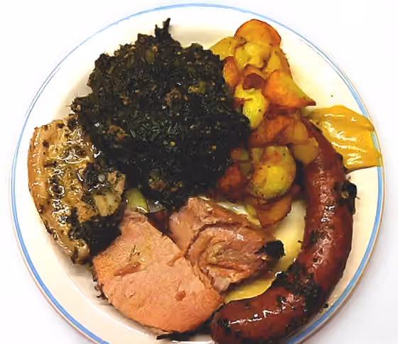 Schleswig-Holstein cuisine — Grünkohlgericht aus der Norddeutschen Küche, bestehend aus: Grünkohl mit Kassler , „ Kochwurst “ (eigentlich geräuchertes Mettende ), Schweinebacke , „süße“ (leicht karamellisierte) Bratkartoffeln und Senf .