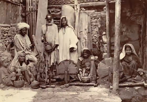 suku Kashmir — Photograph of a Kashmiri family group in the modern-day state of Jammu and Kashmir, taken by an unknown photographer in the 1890s.