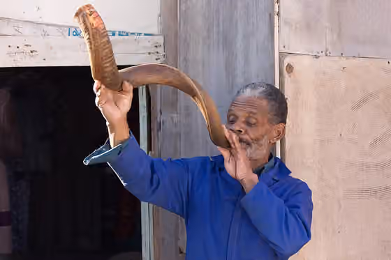 orang Nama — Nama man greeting us