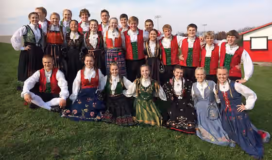 Norwegian Americans — Gruppebilde av Stoughton Norwegian Dancers fra 2014.