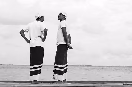 orang Maladewa — Traditionally, feyli has been a part of Maldivian dress and has been a part of the Maldivian culture for a long time with records even as far as 1340s.