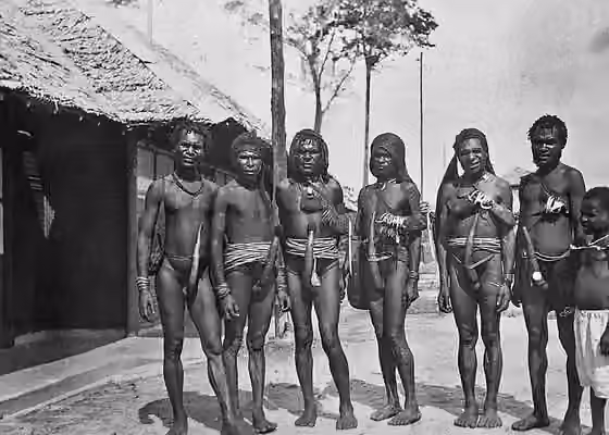 Amungme — Portret van een groep Amungme Papua's tijdens een onverwacht bezoek aan de leden van de Colijn Expeditie naar het Centrale Bergland van Nieuw-Guinea, Babo