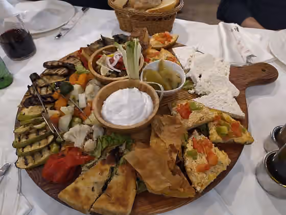 Hidangan Albania — Plate of traditional Albanian food from a restaurant in Krujë, Albania