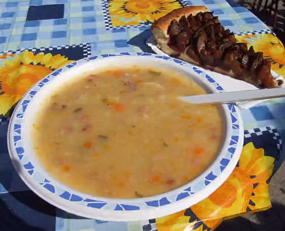 Palatine cuisine — Grumbeersupp_un_Quetschekuche, Kartoffelsuppe und Zwetschgenkuchen, ein Gericht der Pfälzer Küche, hier auf dem Bauernmarkt Speyer
