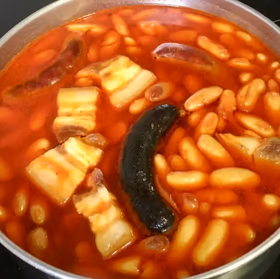 Fabada Asturiana — La fabada ye un platu típicu de la Gastronomía Asturiana