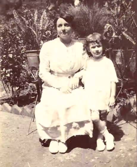 orang Anglo-India — Anglo-Indian mother and daughter (abt 3.5 yrs old) in 1920.