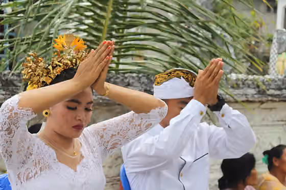 orang Bali — Kegiatan persembahyangan masyrakat Hindu Bali di suatu desa di Sulawesi Tengah.