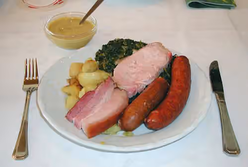 Lower Saxon cuisine — Grünkohl mit Pinkel, Kochwurst, Kassler und Speck