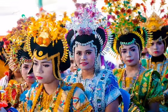 orang Buton — Tradisi posuo (pingitan) dalam masyarakat buton, sulawesi tenggara, dilakukan kepada anak perempuan yang telah beralih status dari gadis remaja (kabua-bua) menjadi gadis dewasa (kalambe) dan ini wajib diikuti wanita berdarah buton sebelum…