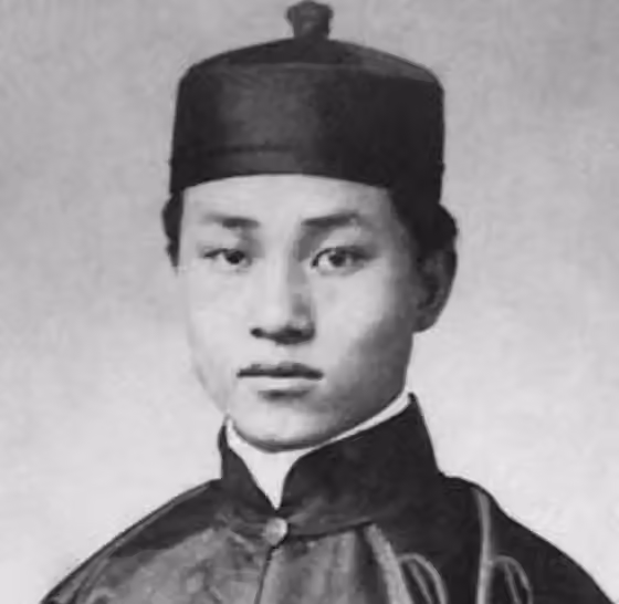 Mandarin collar — A Chinese man, Ye Jinglu, is photographed wearing a traditional Mandarin collar shirt in the early 1900s